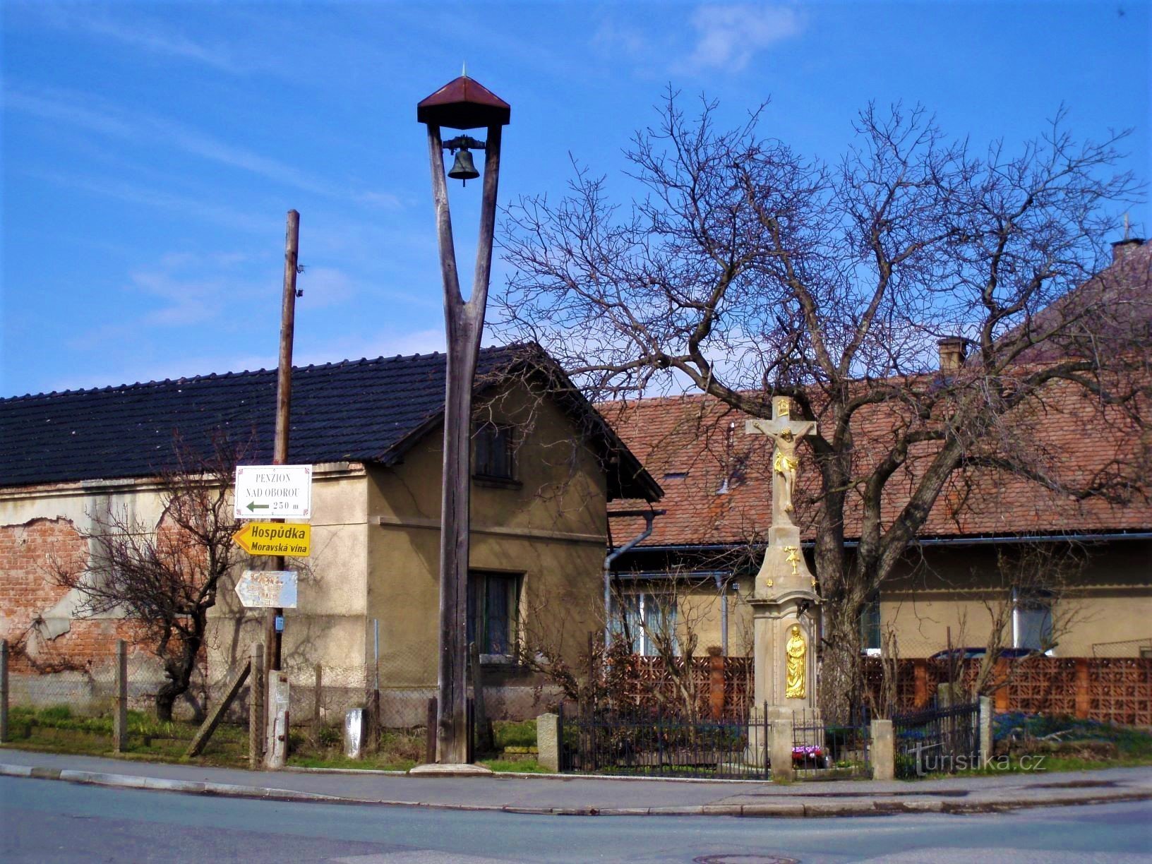 Cruce de piatră cu clopotniță în Věkošy (Hradec Králové, 28.3.2009)