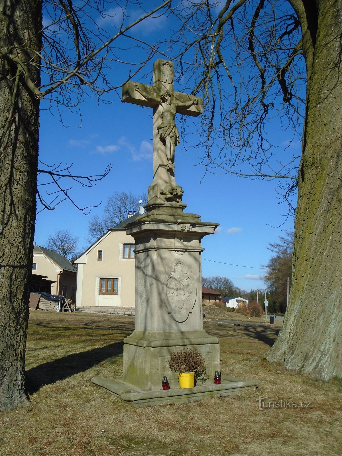 Kamienny krzyż przy parkiecie (Slatina nad Úpou, 21.3.2018)