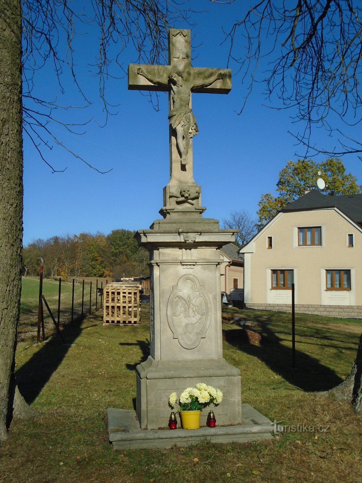 Cruz de piedra junto al parquet (Slatina nad Úpou, 31.10.2018/XNUMX/XNUMX)