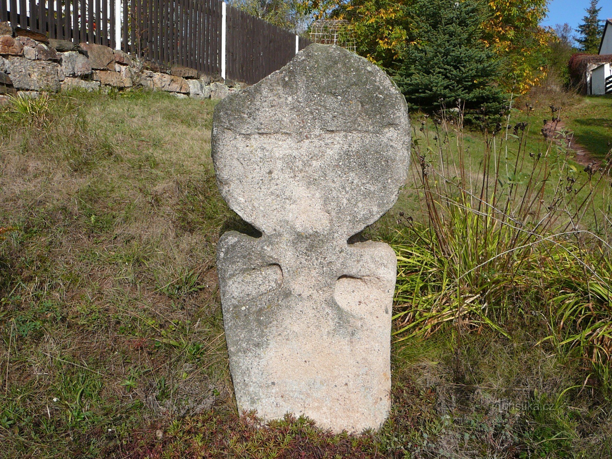 Cruce de piatră în Řepany din față