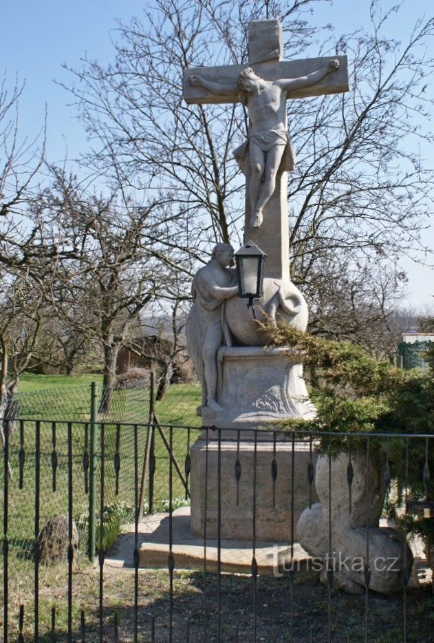 crucifijo de piedra y cruz de reconciliación