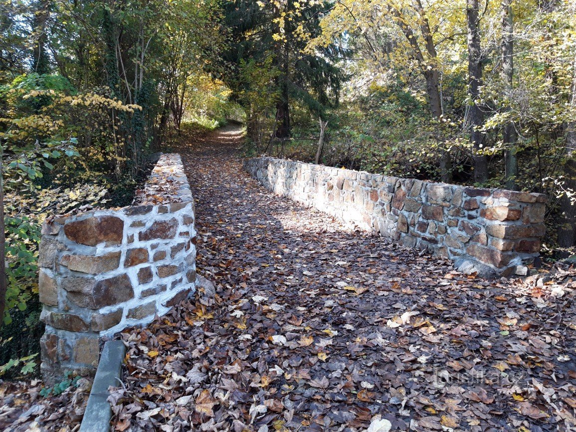 The stone bridge over the Tismenický stream, which didn't want to talk to me