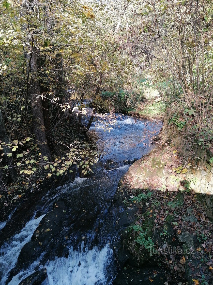 The stone bridge over the Tismenický stream, which didn't want to talk to me