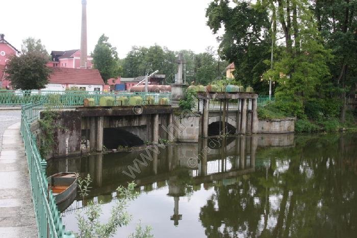 kamenný most se stavidly