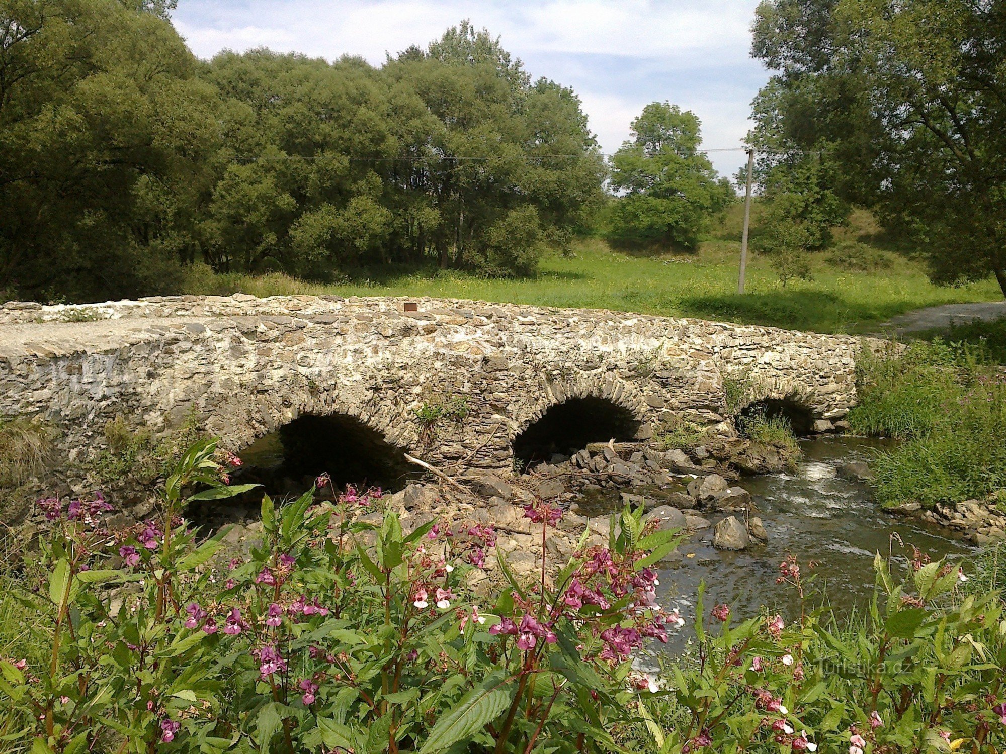 A ponte de pedra U Lutrián perto de Věžnice.