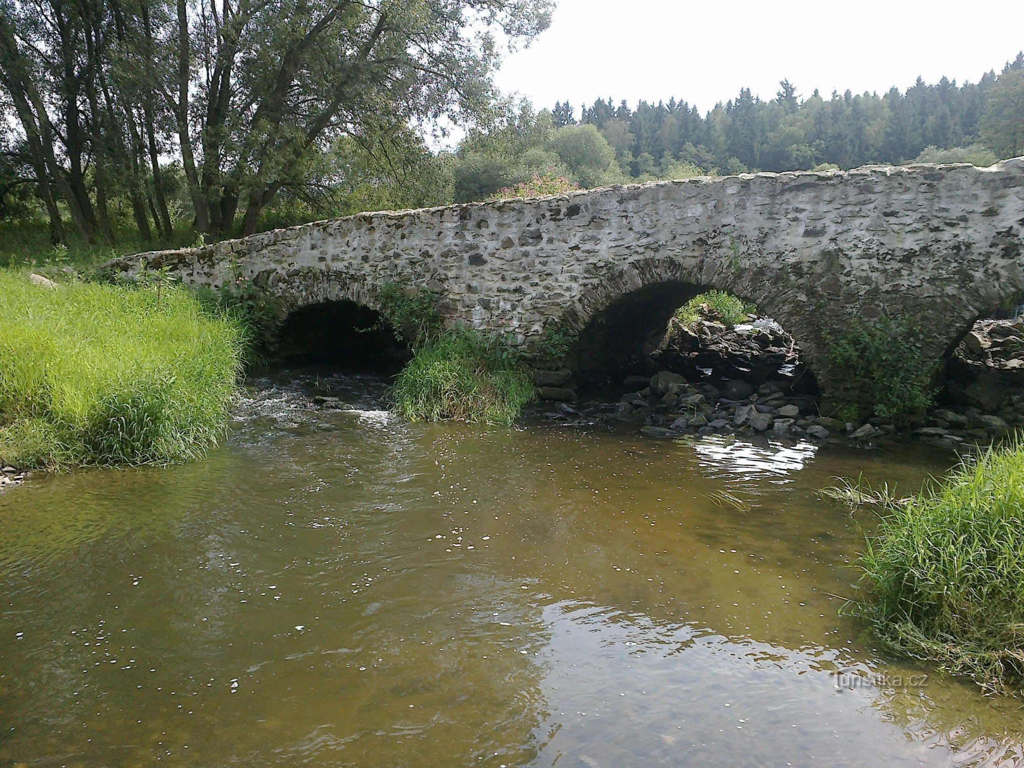 Puente de piedra U Lutrián cerca de Věžnice.