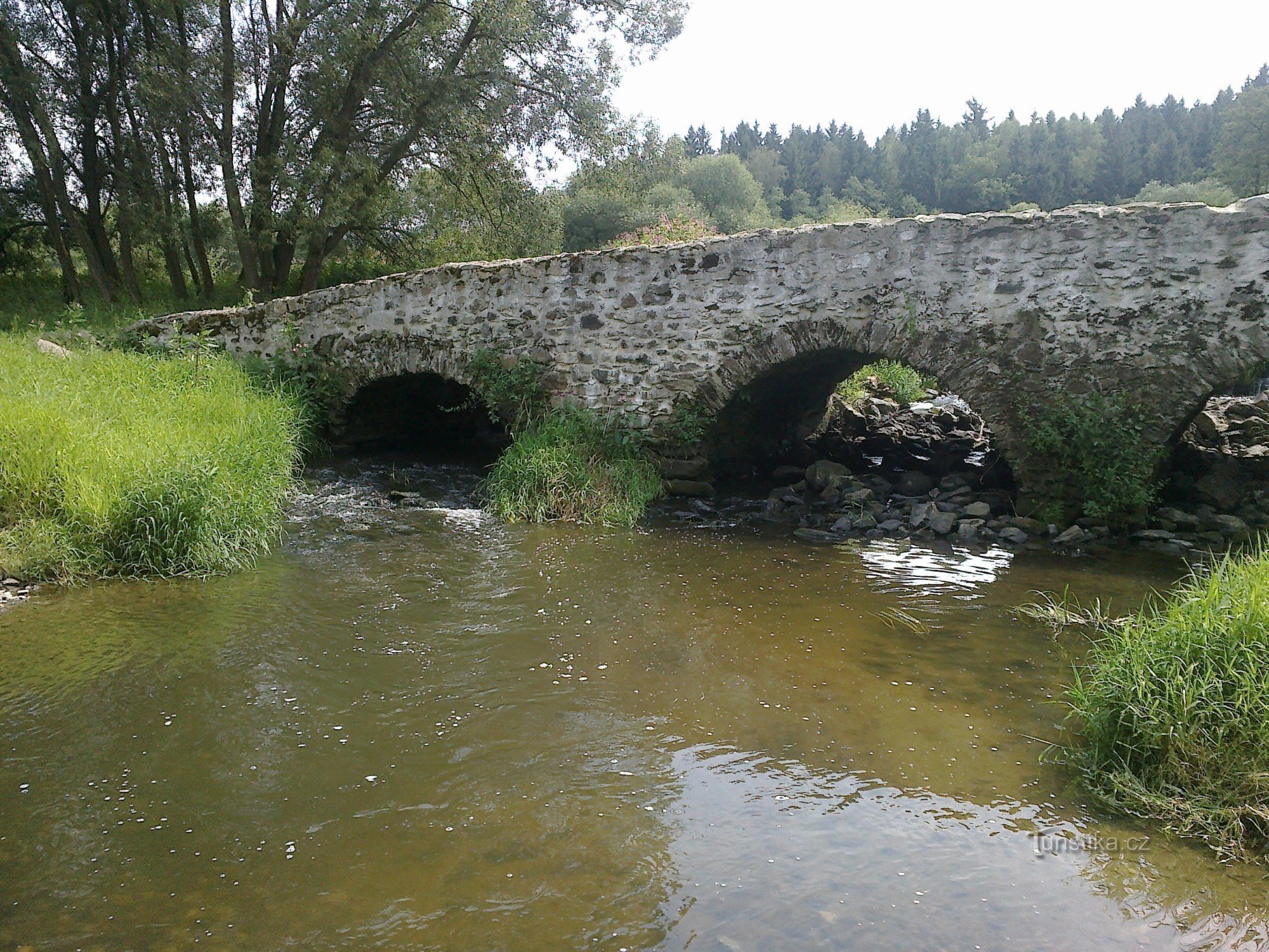 Podul de piatră U Lutrián lângă Věžnice.