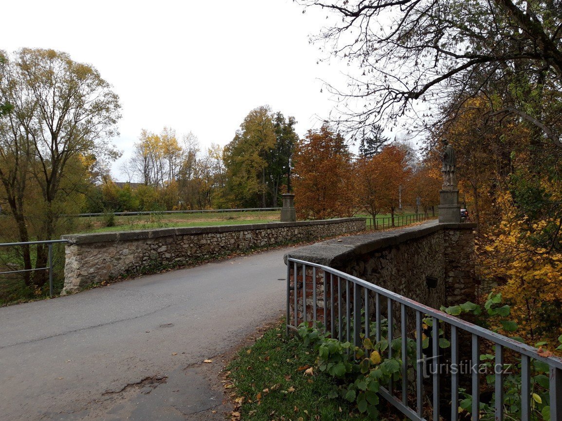 Un puente de piedra en Milevsko no lejos del monasterio