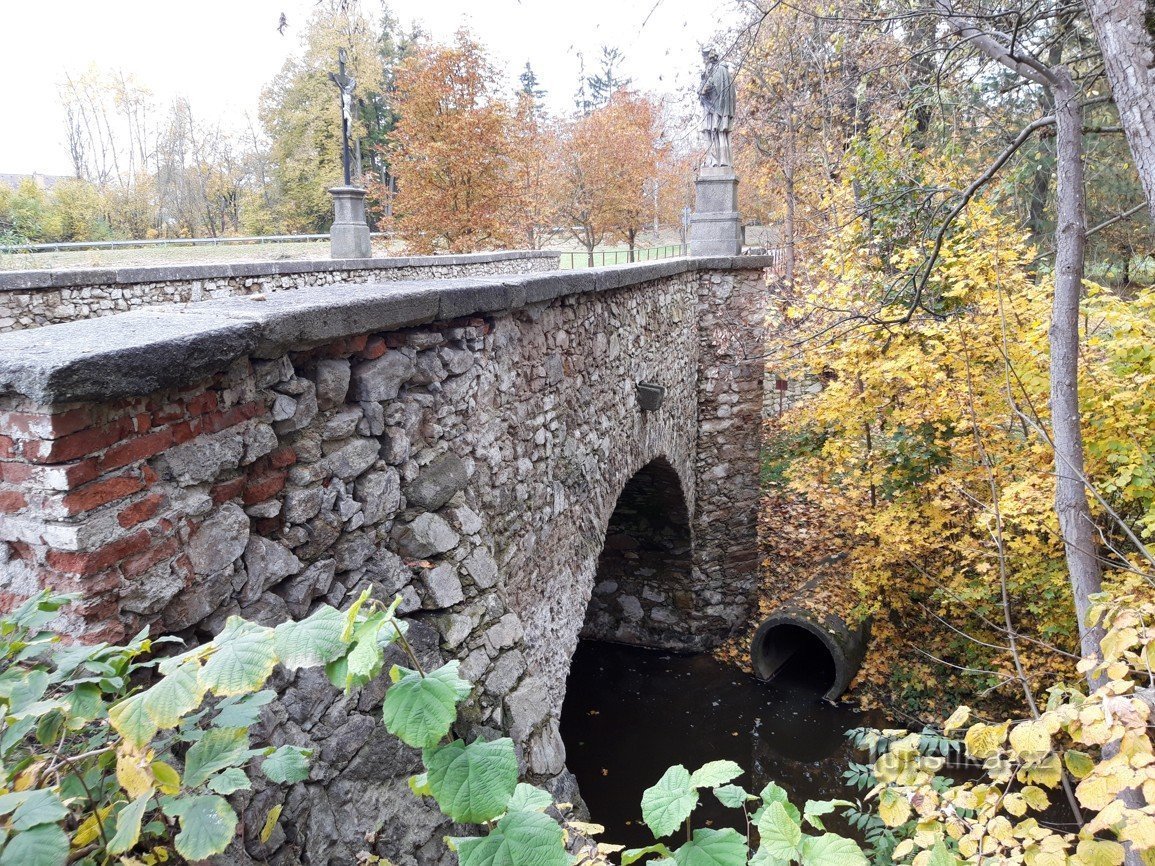 Uma ponte de pedra em Milevsko não muito longe do mosteiro