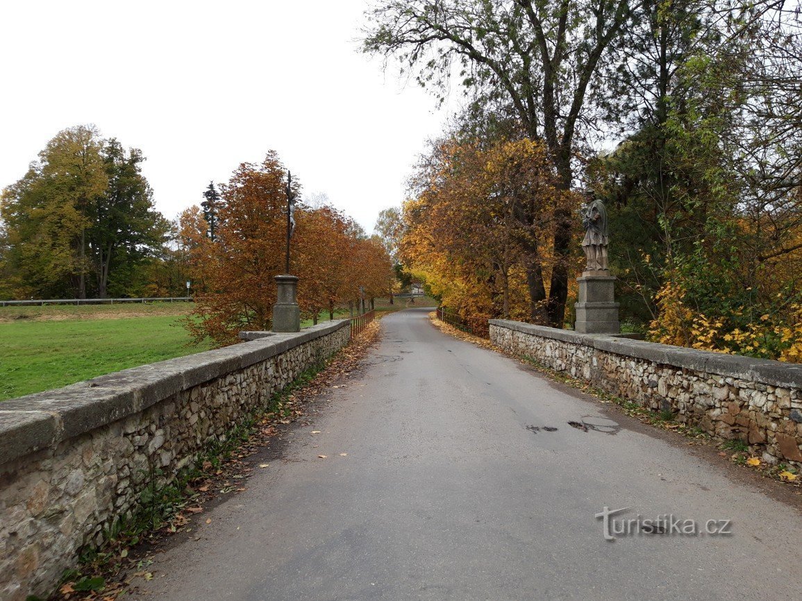En stenbro i Milevsko inte långt från klostret