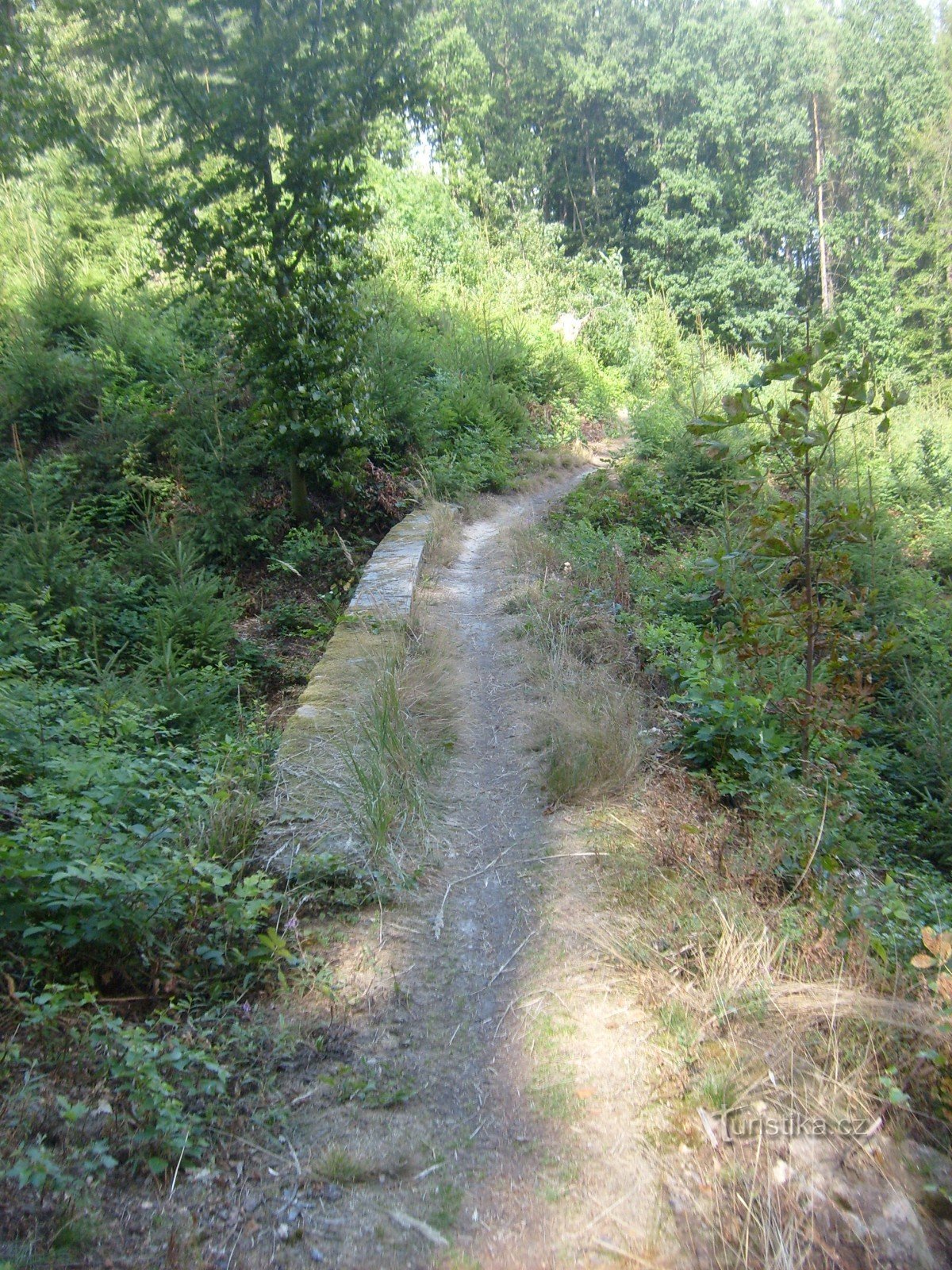 Ponte de pedra sob a pedreira U Svatého Josef perto de Hořice