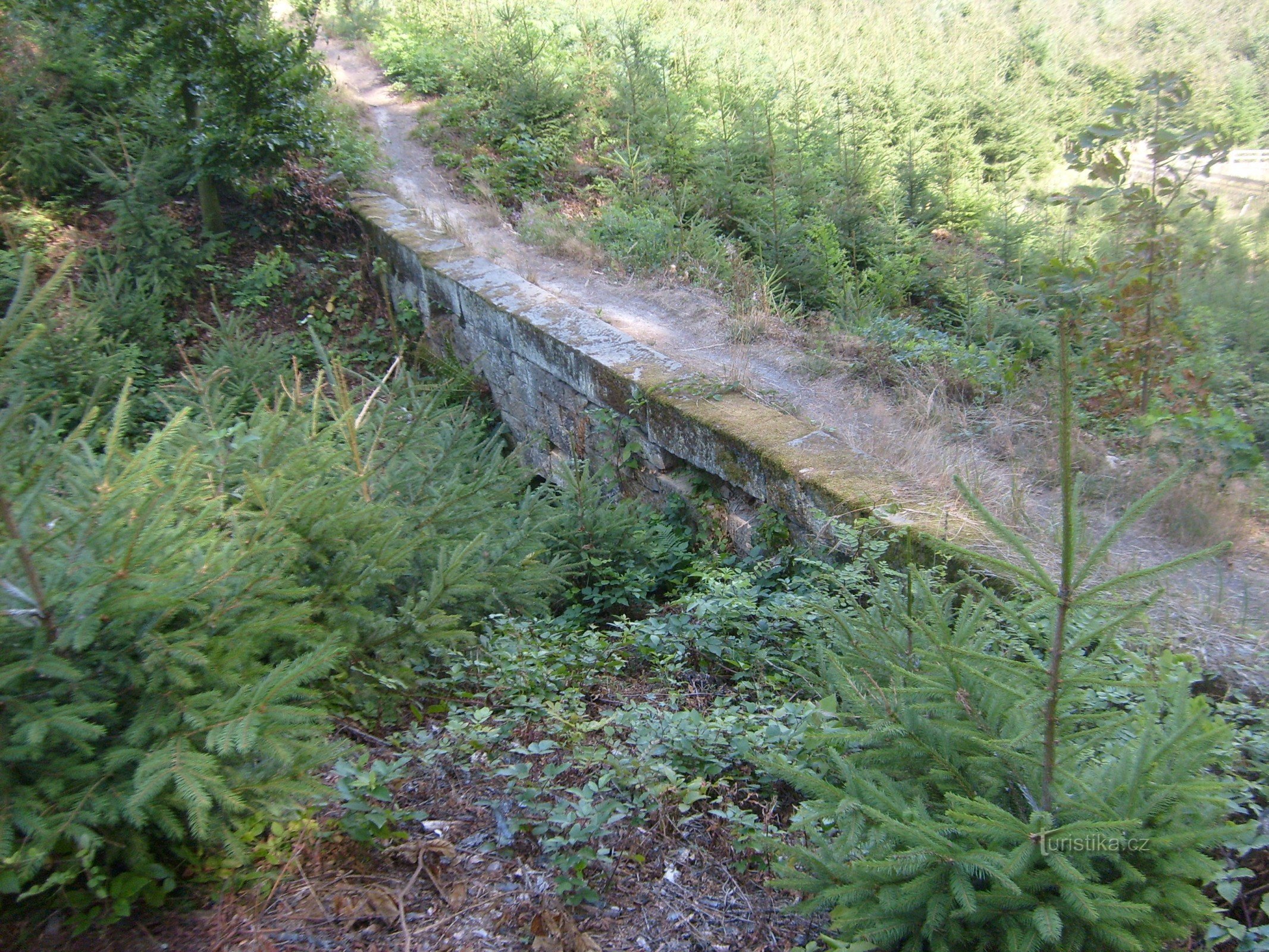 Puente de piedra bajo la cantera U Svatého Josef cerca de Hořice