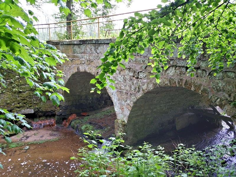 kamenný obloukový most