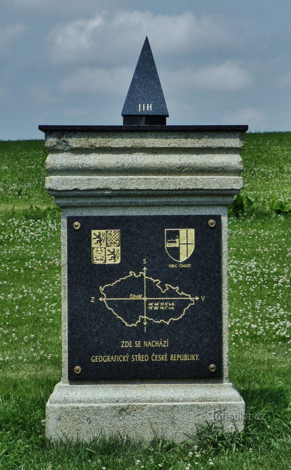 Ett stenmonument i Tjeckiens geografiska centrum