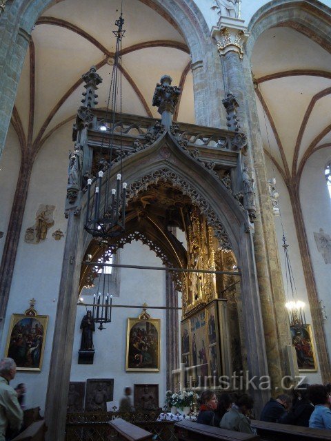 auvent en pierre polychrome sur la tombe de l'évêque Luciano de Mirandola Matěj Rejsk