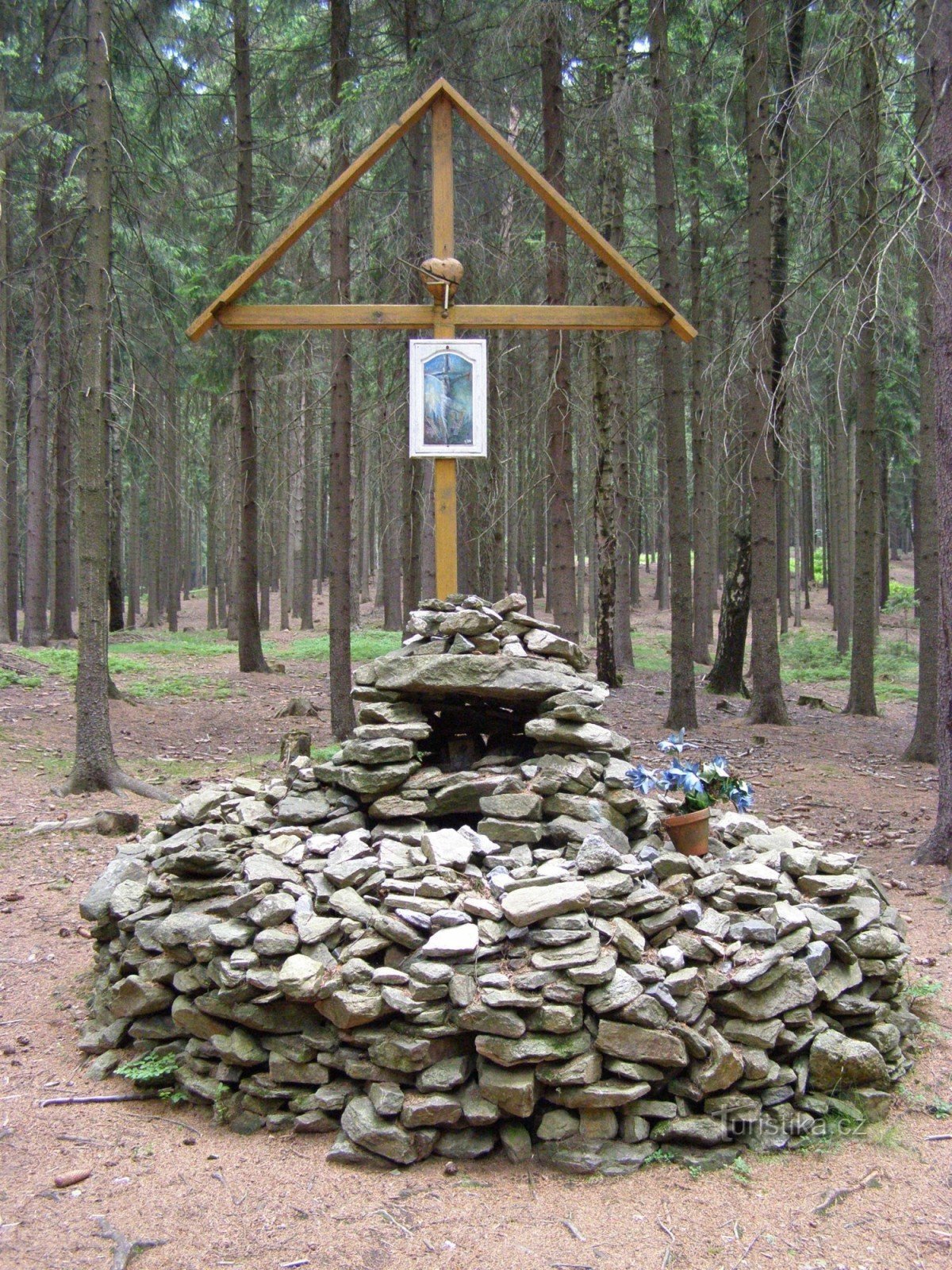 Un monumento de piedra con una cruz cerca de New Town en Moravia