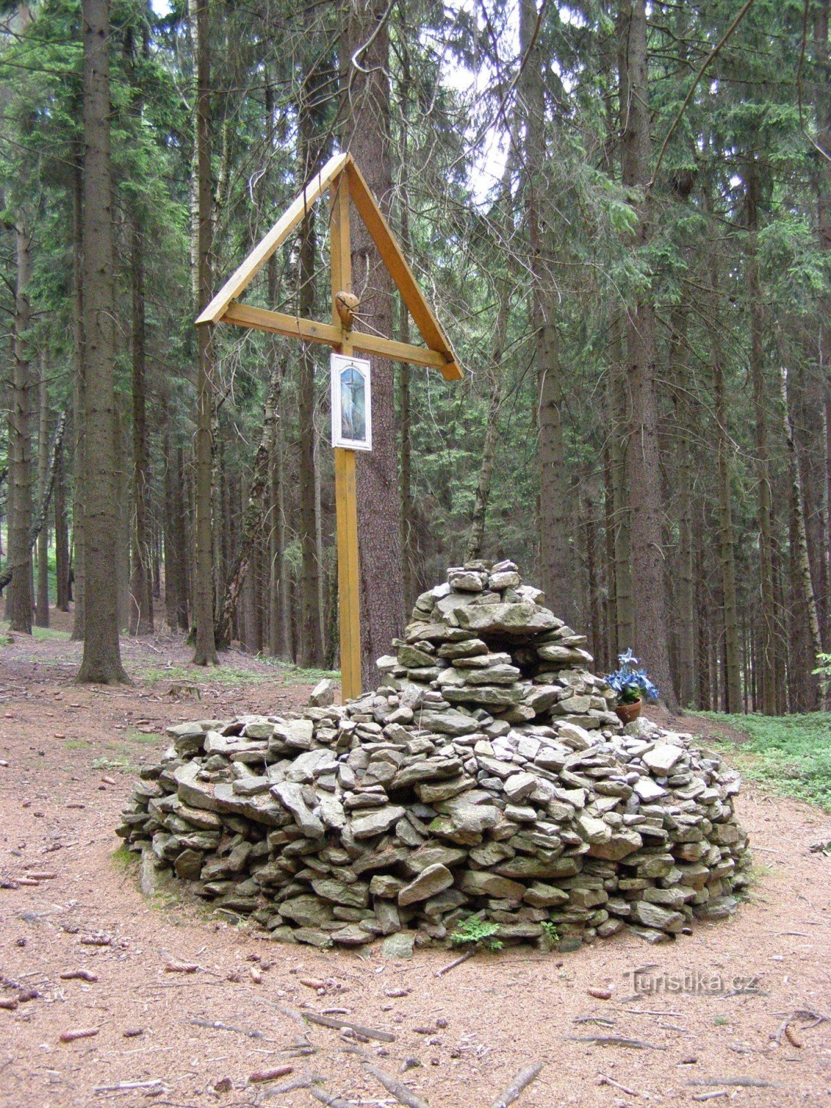 Một tượng đài bằng đá với cây thánh giá gần New Town ở Moravia
