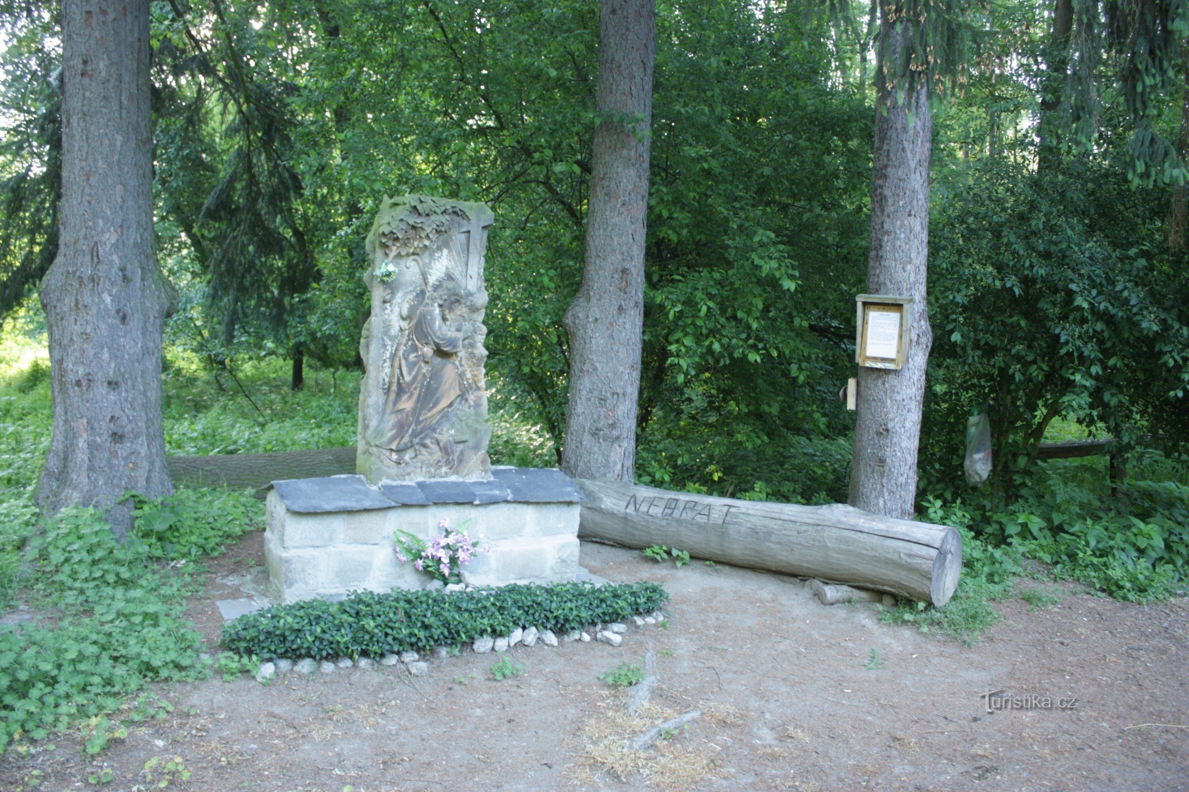 Stenrelief av St. Jakub i översvämningsskogen nära Kojetín