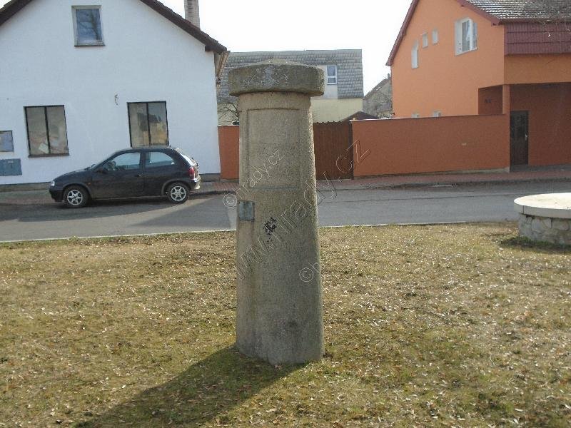 kamenný rozcestník