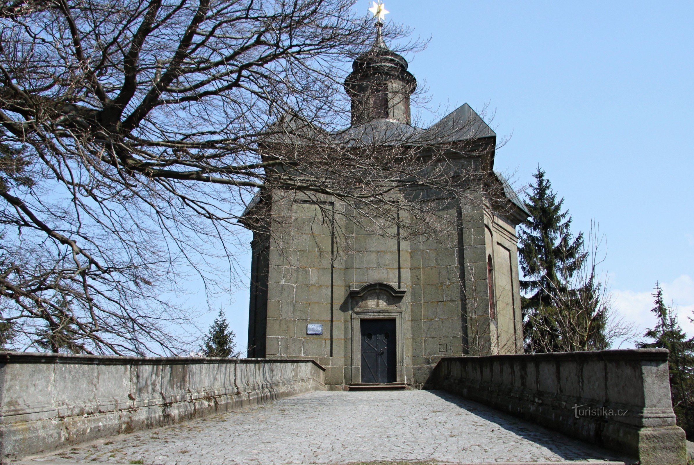 Steinerner Wegweiser auf Hvězda