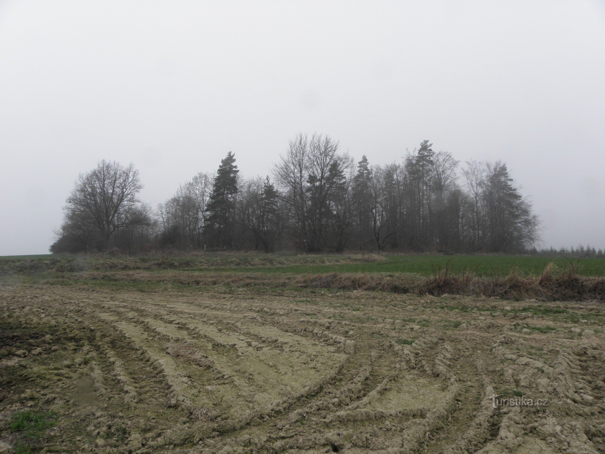 Kamenný sanec - allmän bild av dragningen med befästningar från Hlubočka