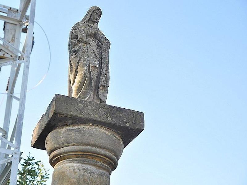 kamenný sloup se soškou Panny Marie