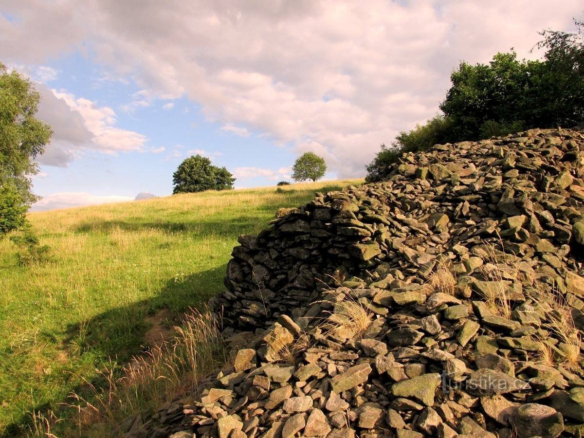 Muralla de piedra en Hřibová.