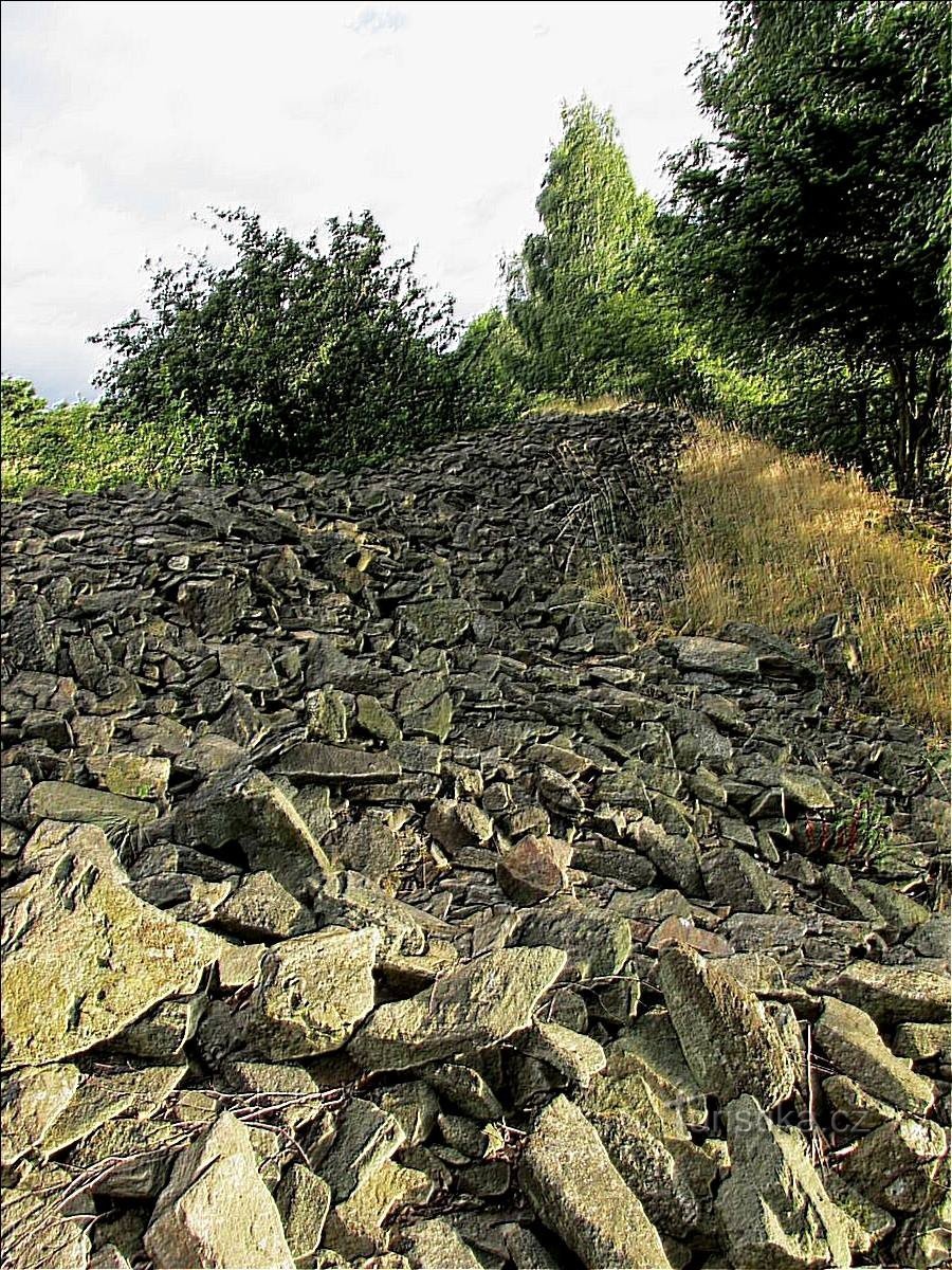 Hřibová の石造りの城壁。