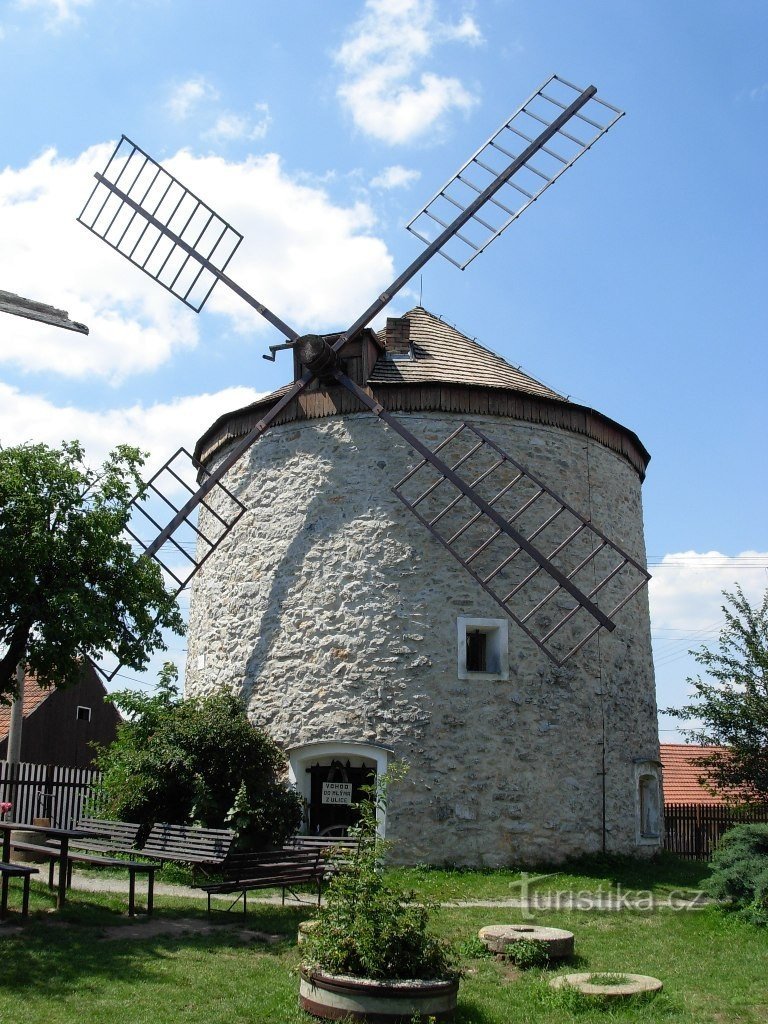 Windmühle aus Stein im Dorf Rudice