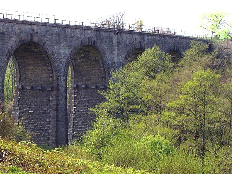 kamenný železniční viadukt