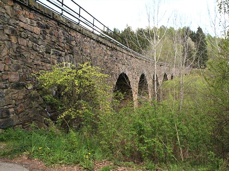 kamenný železniční viadukt