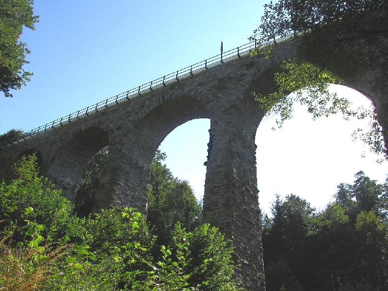 kamenný železniční viadukt