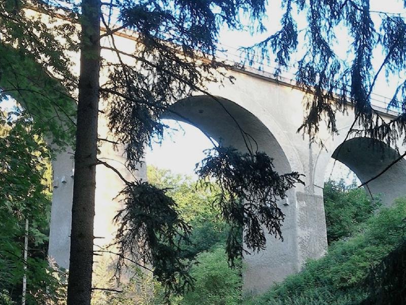 kamenný železniční viadukt