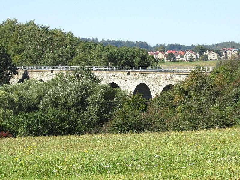 kamenný železniční viadukt