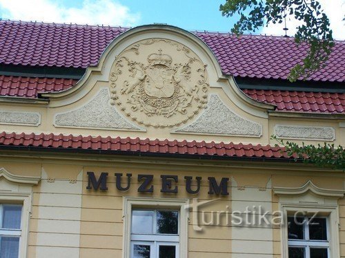 Kamniti emblem princa Thuna Hohensteina iz leta 1911