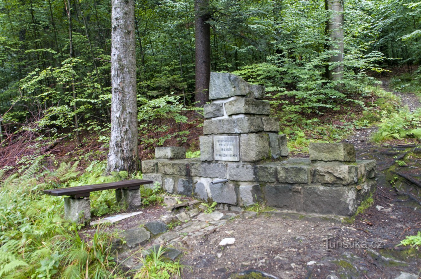 Monumento de concreto de pedra