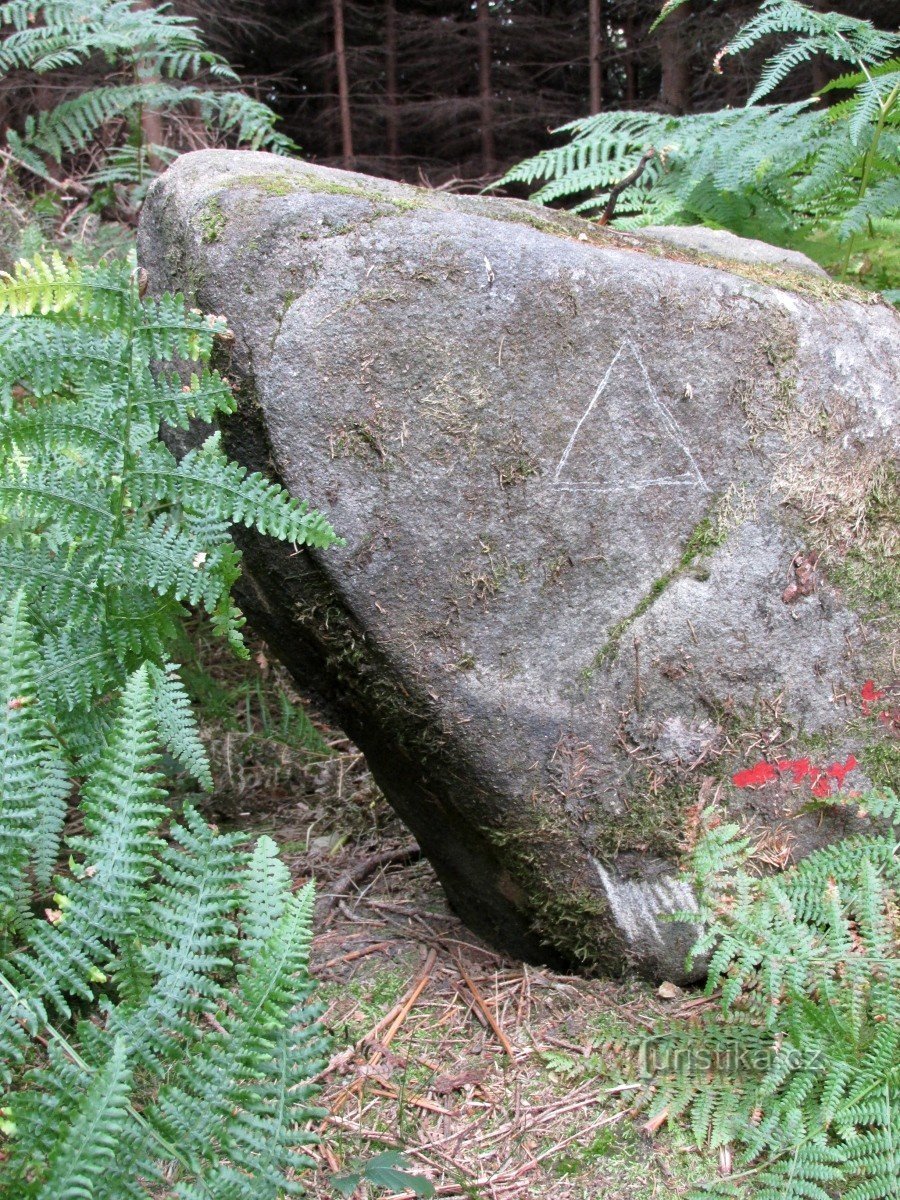 Steine ​​mit geheimnisvollen Markierungen.