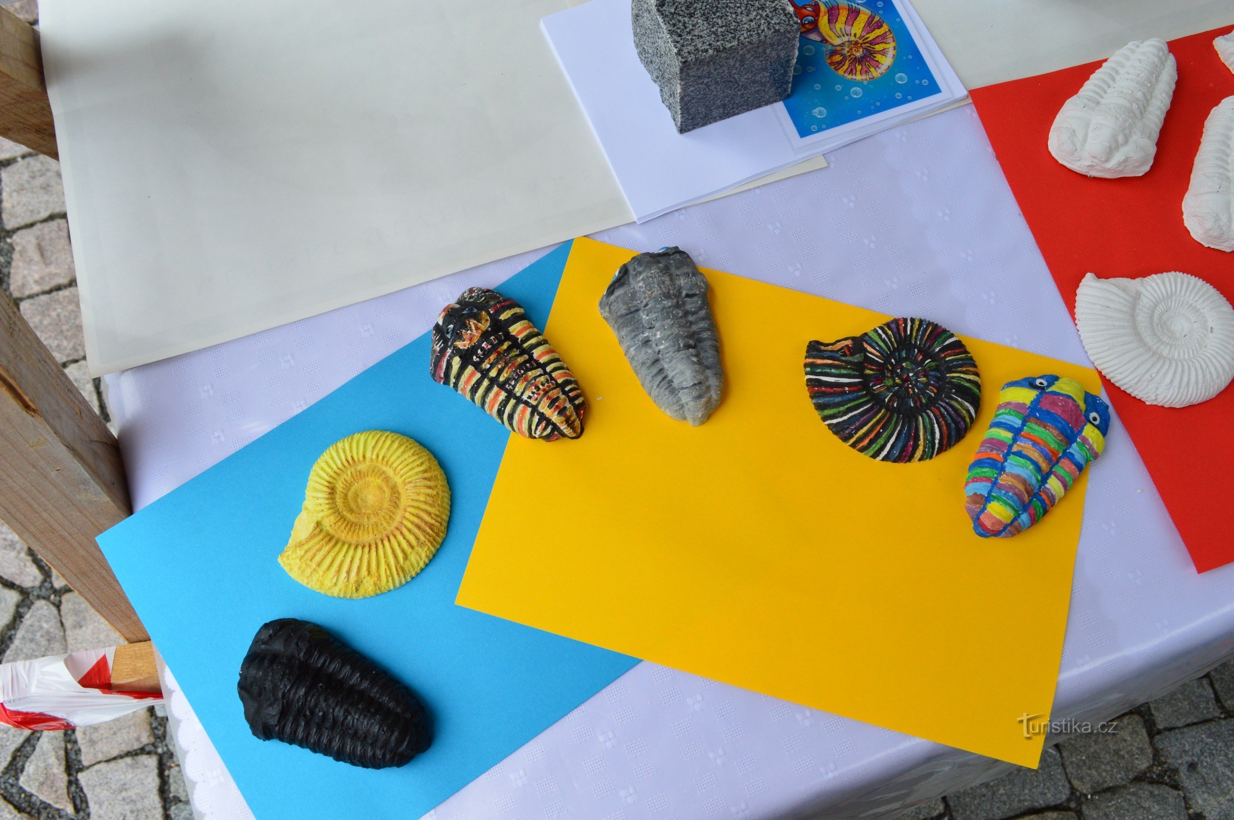 ¡Las piedras están rodando sobre Chrudim! ¡Ven y experimenta la geología con todos tus sentidos!