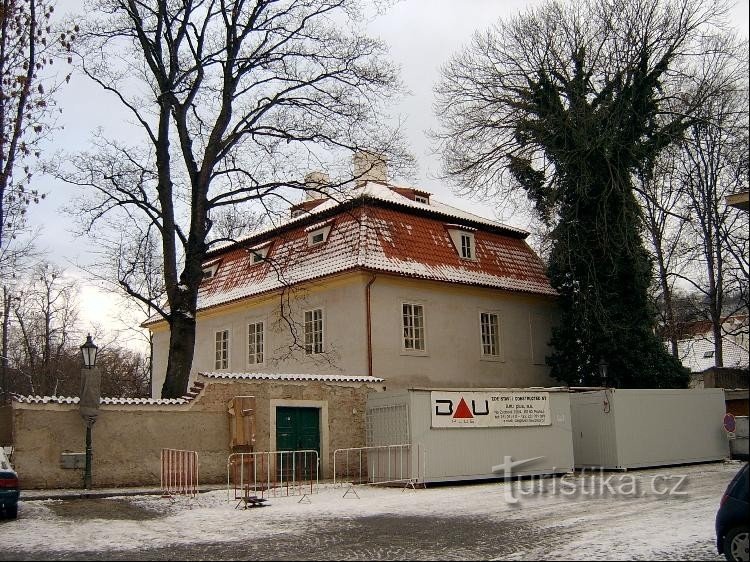 Kampa - Werichs villa: Efter oversvømmelserne i august 2002 led huset betydelige skader og skal