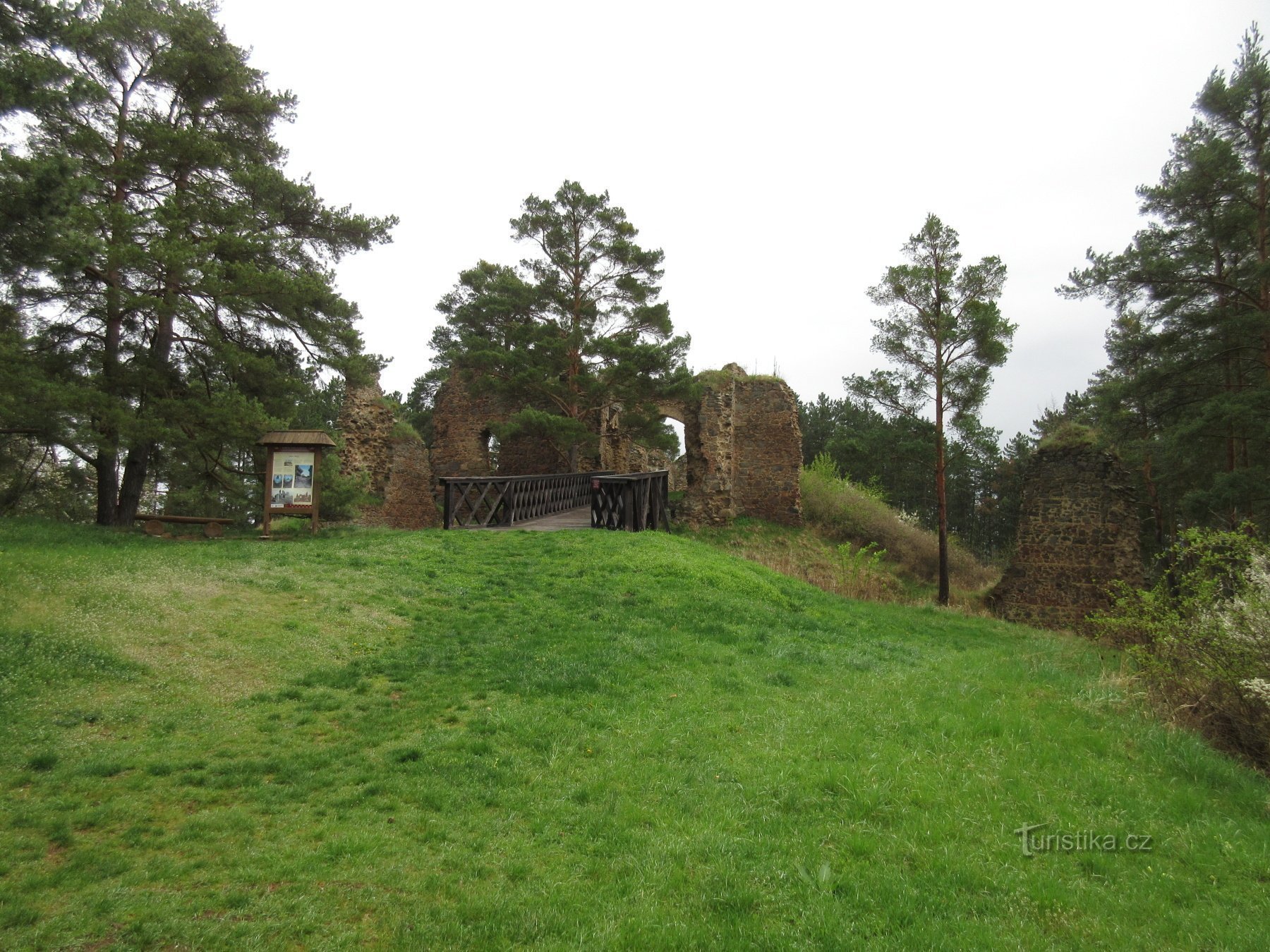 Kamýk nad Vltavou – Castelo de Vrškamýk com uma torre de vigia