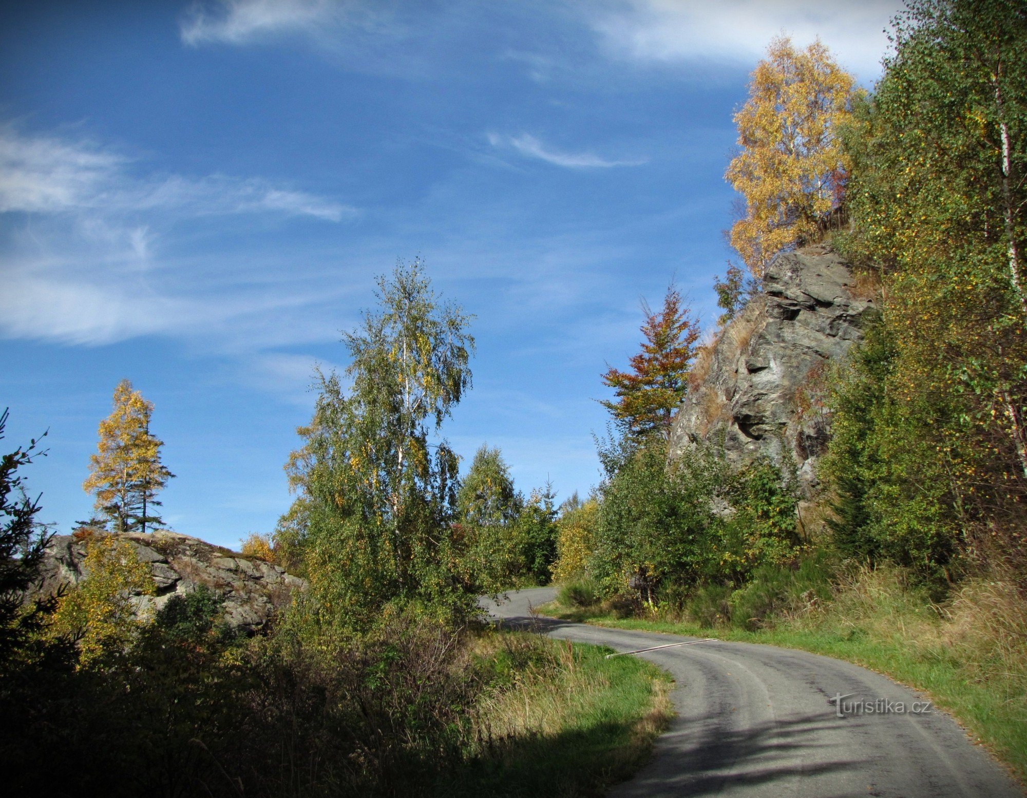 Kamzičí-klippen over dalen Bílé potok - Jeseníky-bjergene