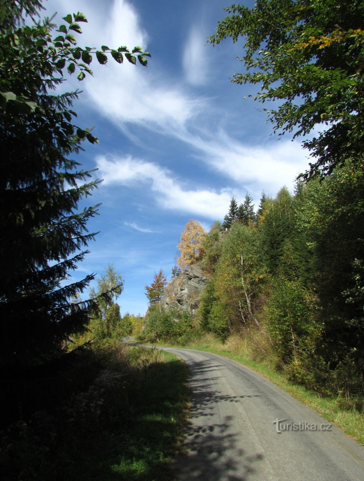 Rocher Kamzičí au-dessus de la vallée de Bílé potok - Montagnes Jeseníky