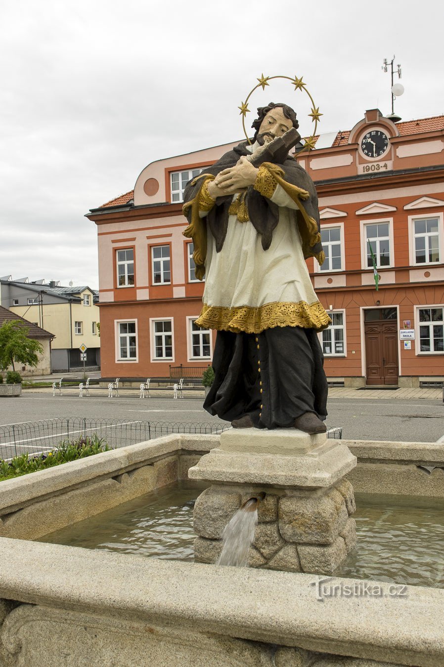 Кан Непомуцький біля фонтану