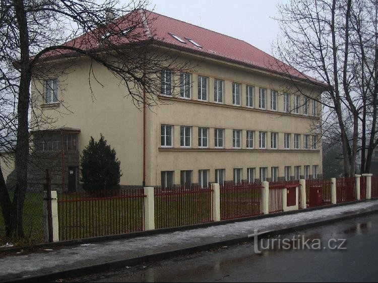 Canada: Elementary school building