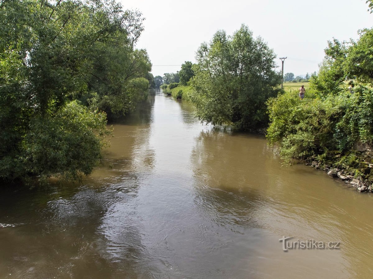 Der Kanal des Kraftwerks wird auch zur Schifffahrt genutzt