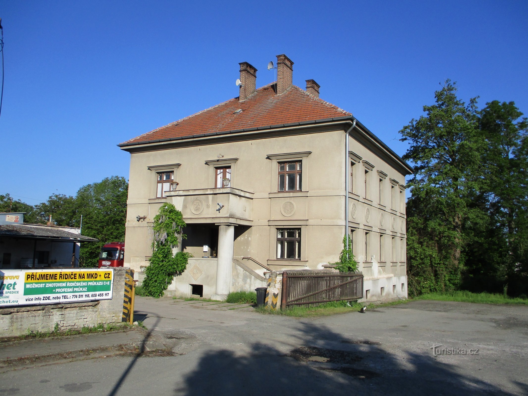 Clădirea de birouri Kozákovy tkalcovna nr. 26 (Mokrovousy, 27.5.2020)