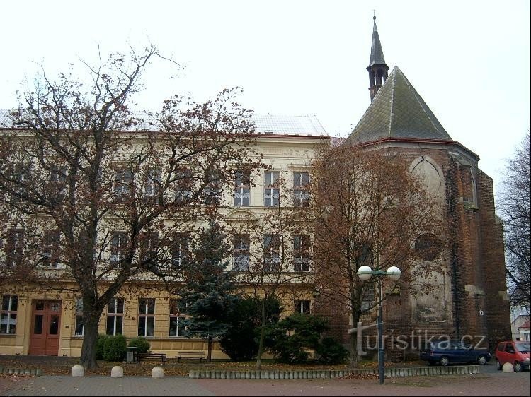 Chapelle et bâtiment scolaire : Le bâtiment scolaire à deux ailes a été construit à l'emplacement de l'ancien