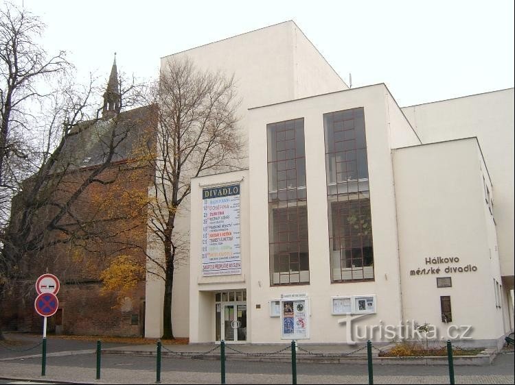 Kapel en theater: Het theater van Hálk grenst aan de kapel