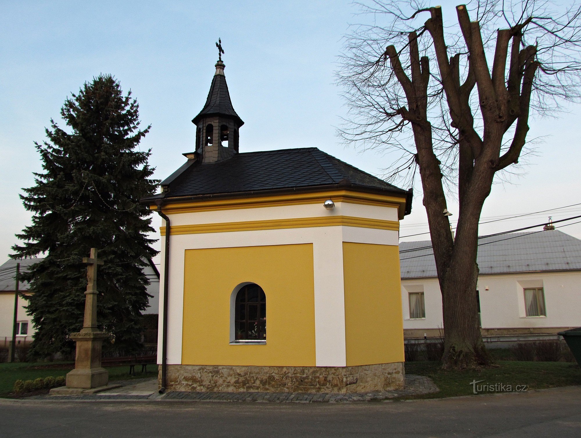 Kapelle und Kreuz