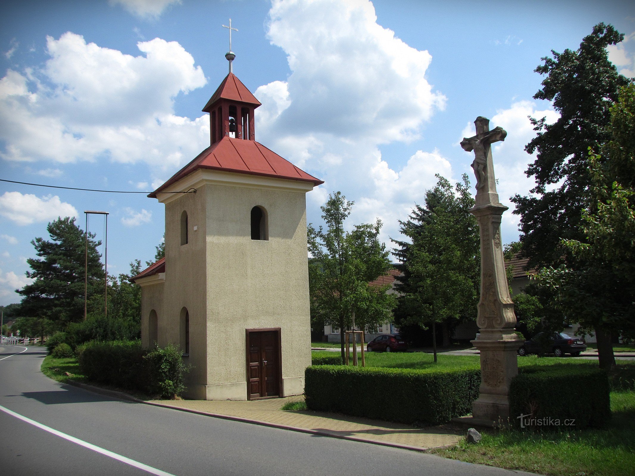Kapel en kruis in het dorp Louky